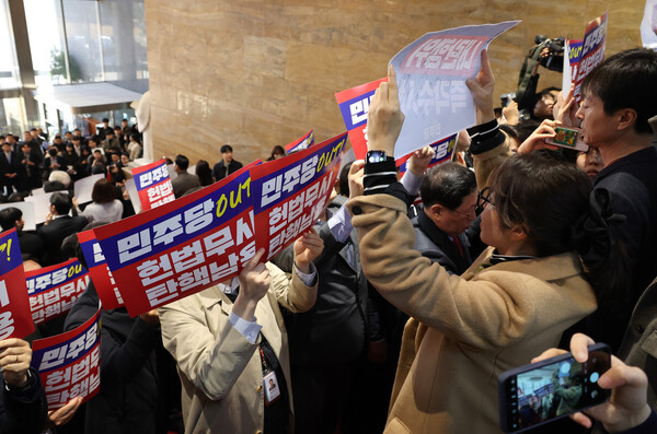 국민의힘 추경호 원내대표를 비롯한 의원 및 당 관계자들이 5일 오전 국회 로텐더홀 계단에서 더불어민주당의 감사원장과 검사들에 대한 탄핵 추진 규탄대회를 하던 중 본회의에 참석하던 민주당 몇몇 의원들이 항의하며 고성이 오가고 있다. 2024.12.5 [사진=연합뉴스]