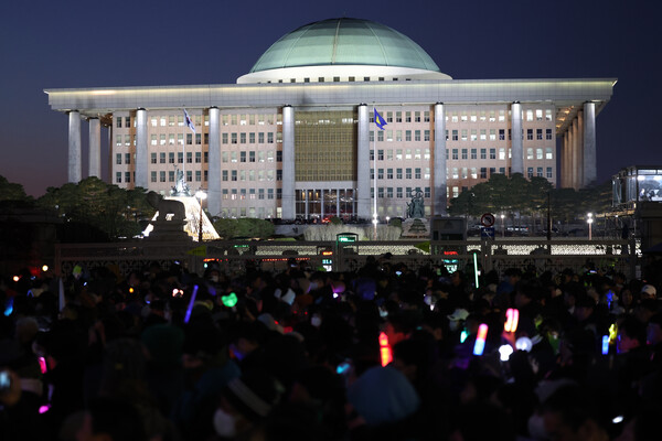 14일 서울 영등포구 여의도 국회 앞에서 열린 윤석열 대통령 탄핵 촉구 집회에서 참석자들이 탄핵소추안 가결 소식을 듣고 기뻐하며 응원봉을 흔들고 있다. 2024.12.14 [사진=연합뉴스]