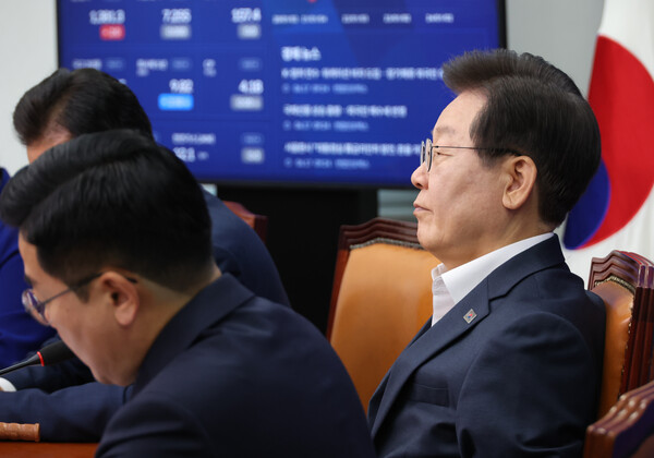 더불어민주당 이재명 대표가 17일 오전 서울 여의도 국회에서 열린 최고위원회의에서 쌍방울 대북 송금 사건과 관련한 최고위원들의 발언을 듣고 있다. 2024.6.17 [사진=연합뉴스]