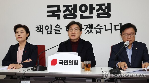 국민의힘 권성동 당 대표 권한대행 겸 원내대표(가운데)가 22일 오전 국회에서 열린 기자간담회에서 발언하고 있다. 2024.12.22  [사진=연합뉴스]