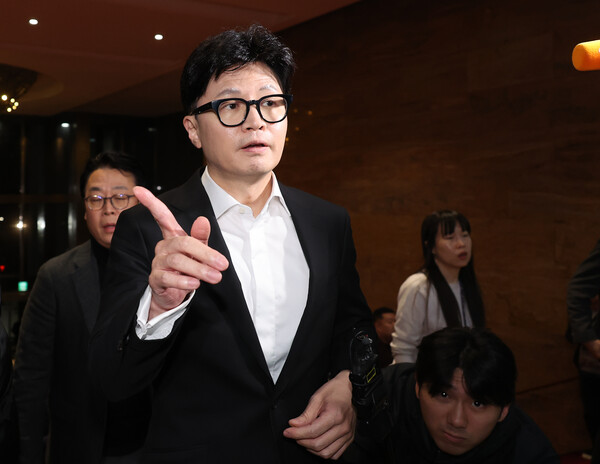 한동훈 전 국민의힘 대표가 14일 오후 윤 대통령 탄핵소추안이 의결된 후 의총장에 들어서고 있다. [사진=연합뉴스]