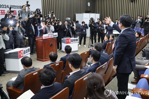 12일 서울 여의도 국회에서 열린 국민의힘 의원총회에서 한동훈 대표가 이날 오전 윤석열 대통령의 담화 내용에 대해 비판하자 한 의원이 일어나 거칠게 항의하고 있다.[사진=연합뉴스]