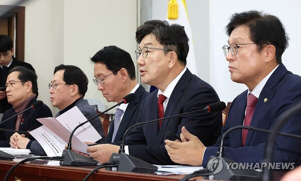 국민의힘 권성동 대표 권한대행 겸 원내대표(오른쪽 두번째)가 23일 오전 국회에서 열린 원내대책회의에서 발언하고 있다. 2024.12.23 [사진=연합뉴스]