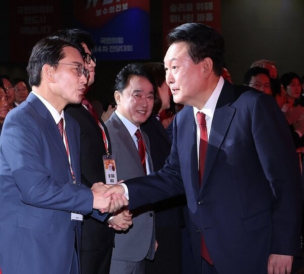  윤석열 대통령이 윤상현 당대표 후보와 인사하고 있다. 2024.7.23 [사진=연합뉴스]