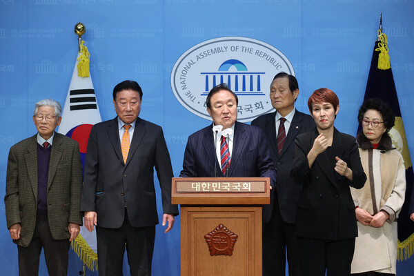 24일 오후 서울 여의도 국회 소통관에서 정대철 대한민국헌정회장이 '선개헌 후대선 촉구 기자회견'을 하고 있다. [사진=연합뉴스]