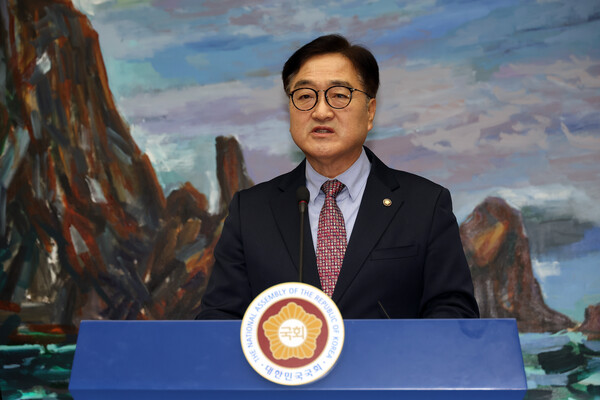 우원식 국회의장이 24일 오후 서울 여의도 국회에서 기자회견을 하고 한덕수 대통령 권한대행 국무총리가 이날 내란·김건희 여사 특검법과 헌법재판관 임명 문제와 관련 발언한 것에 대해 입장을 발표하고 있다. 2024.12.24 [사진=연합뉴스]