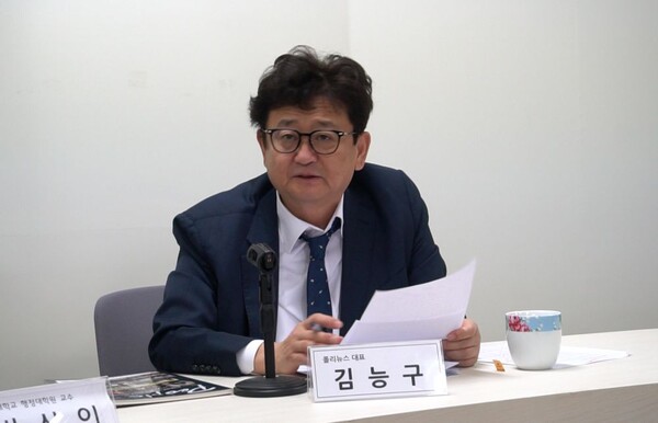 23일 김능구(오른쪽) 본지 발행인이 박상인 교수와 진행한 인터뷰에서 한국의 경제 상황에 대해 박 교수에게 질문하고 있다. [사진=이준걸 폴리뉴스 PD]