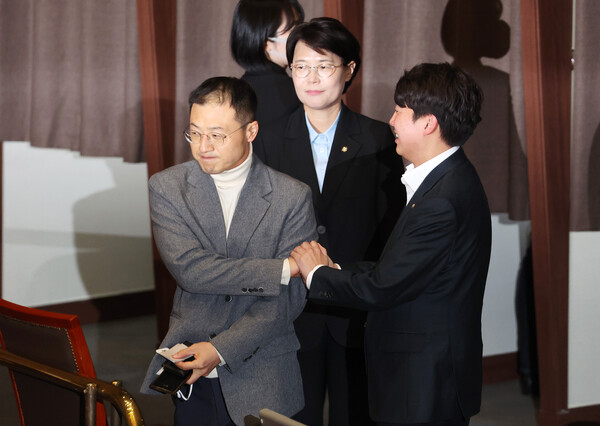 국민의힘 김상욱 의원(왼쪽)이 7일 오후 국회 본회의에서 윤석열 대통령의 탄핵소추안에 대한 표결에 동참한 뒤 개혁신당 이준석 의원의 격려를 받고 있다. 2024.12.7 [사진=연합뉴스]