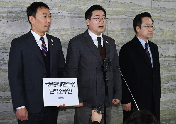 더불어민주당 김용민 원내정책수석부대표(왼쪽부터)와 박찬대 원내대표, 박성준 원내수석부대표가 24일 오후 국회 의안과 앞에서 '국무총리 한덕수 탄핵소추안' 제출 보류 이유를 밝히고 있다. 2024.12.24 [공동취재] [사진=연합뉴스]