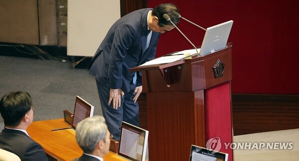 한덕수 국무총리가 11일 오후 '윤석열 대통령 위헌적 비상계엄 선포 내란행위 관련 긴급 현안질문'이 진행되는 국회 본회의에서 고개숙여 사과하고 있다. 2024.12.11 [사진=연합뉴스]