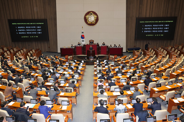 26일 국회 본회의에서 마은혁, 정계선, 조한창 헌법재판소 재판관 선출안과 관련해 더불어민주당 김한규 의원이 심사경과보고를 하고 있다.  [사진= 연합뉴스]