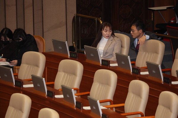 26일 국회 본회의에서 국민의힘 김예지, 김상욱 의원이 대화하고 있다. [사진=연합뉴스]