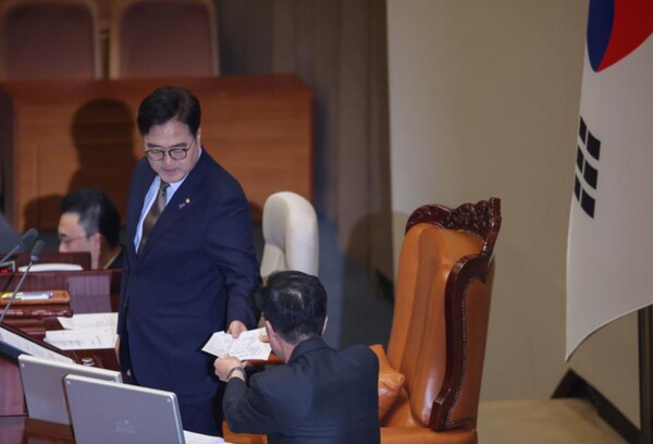 26일 국회 본회의에서 마은혁, 정계선, 조한창 헌법재판소 재판관 선출안 투표 결과지가 우원식 국회의장에게 전달되고 있다. 【사진=연합뉴스】