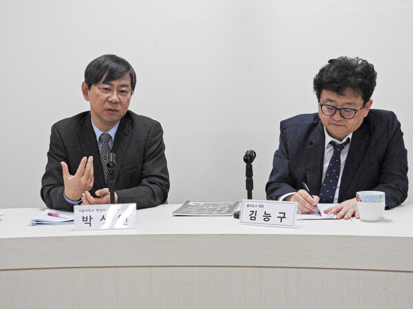 박상인 교수는 23일 김능구(오른쪽) 본지 발행인이 진행한 인터뷰에서 재벌 개혁의 방향으로 소수 주주 동의제(MOM)를 제안했다. [사진=이준걸 폴리뉴스 PD]