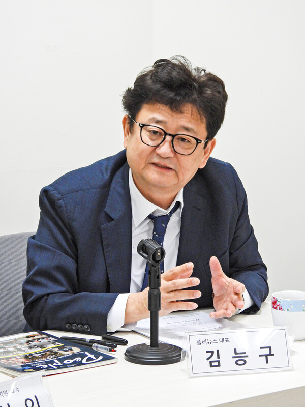 23일 김능구(오른쪽) 본지 발행인이 박상인 교수와 진행한 인터뷰에서 윤석열 정부의 경제 정책에 대해 박 교수에게 질문하고 있다. [사진=이준걸 폴리뉴스 PD]