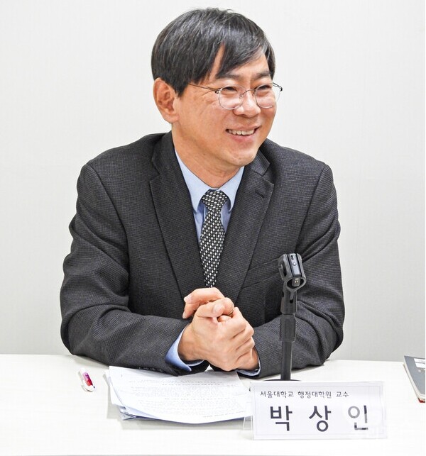 박상인 서울대 행정대학원 교수가 23일 여의도 폴리뉴스 회의실에서 김능구 본지 발행인이 진행한 ‘새로운 대한민국은 어떻게 가야 하는가?’ 주제의 특집 인터뷰에서 “재벌 개혁을 이제는 해야 된다”며 “한국 경제가 지속가능하고, 한 걸음 더 나아가기 위해서 혁신 경제로 가고, 산업 진화가 일어날 수 있도록 하려면 문어발식 기업 집단, 이런 구조들이 바뀌어야 된다”고 말했다.[사진=이준걸 폴리뉴스 PD]