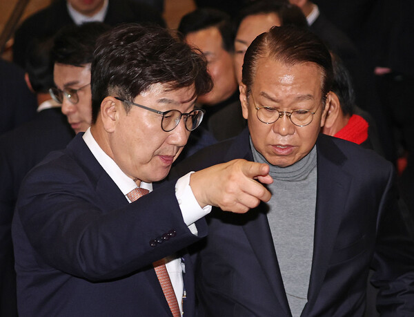 국민의힘 권성동 당대표 권한대행 겸 원내대표와 권영세 비상대책위원장 지명자가 26일 국회에서 '민주당의 국정인질 탄핵겁박 규탄대회'를 마친 뒤 회의를 위해 이동하고 있다. 2024.12.26 [사진=연합뉴스]