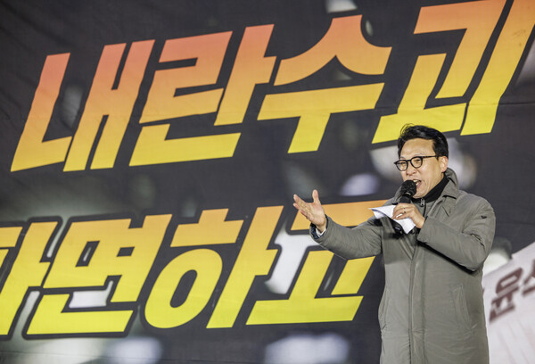 더불어민주당 김민석 수석 최고위원이 26일 오후 서울 종로구 열린송현 녹지광장에서 열린 윤석열 대통령 파면 및 구속 촉구 문화제에 참석해 발언하고 있다. 2024.12.26 [사진=연합뉴스]