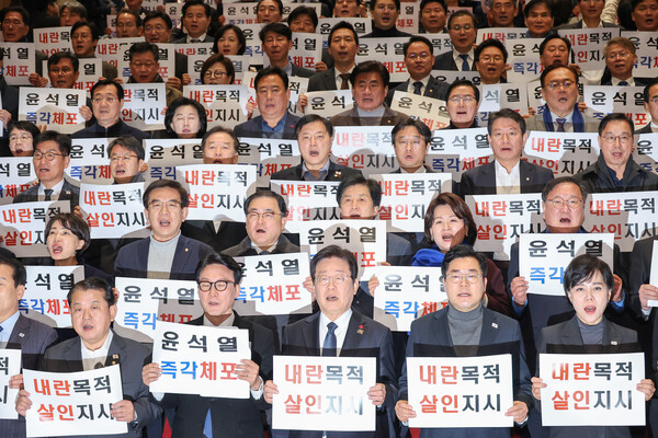 더불어민주당 이재명 대표, 박찬대 원내대표 등 의원들이 27일 국회 본청 계단에서 한덕수 국무총리 탄핵안을 가결한 뒤 윤석열 규탄대회를 열고 있다. [사진= 연합뉴스]