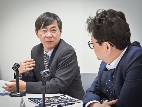 박상인 교수는 23일 김능구(오른쪽) 본지 발행인이 진행한 인터뷰에서 삼성전자가 나아가야 할 방향에 대해서 심도 있게 설명했다. [사진=이준걸 폴리뉴스 PD]