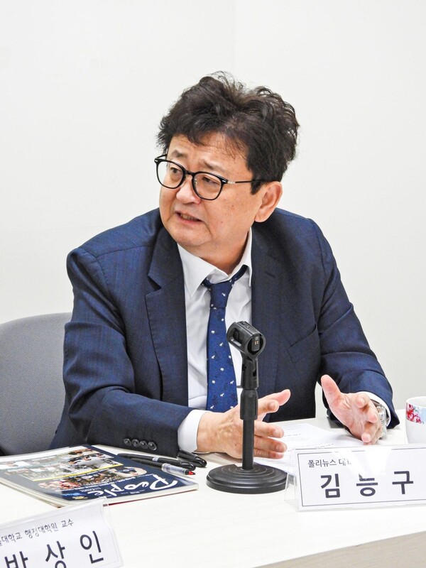 23일 김능구 본지 발행인이 박상인 교수와 진행한 인터뷰에서 2025년 경제성장률 등에 대해 박 교수에게 질문하고 있다. [사진=이준걸 폴리뉴스 PD]