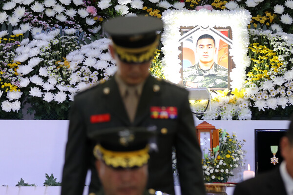 21일 경북 포항 해병대 1사단 내 체육관인 '김대식관'에 마련된 고 채수근 상병의 분향소에 정부가 수여한 보국훈장 광복장이 채 상병 영정 아래에 놓여 있다. 2023.7.21 [사진=연합뉴스]