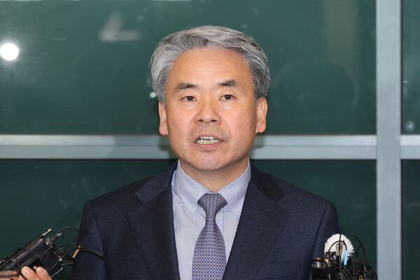 해병대 채모 상병 순직 사건 외압 의혹으로 수사받는 이종섭 주호주 대사가 21일 인천 영종도 인천국제공항 제1터미널을 통해 귀국해 취재진 질문에 답하고 있다. 2024.3.21 [공동취재] [사진=연합뉴스]