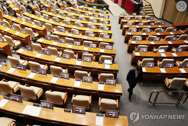 국민의힘 안철수 의원이 19일 오후 국회에서 열린 본회의에서 '채해병 특검법'에 찬성표를 던진 뒤 퇴장하고 있다. 2024.9.19 [사진=연합뉴스]