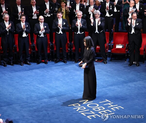 2024 노벨문학상 수상자인 한강 작가가 10일(현지시간) 스웨덴 스톡홀름 콘서트홀에서 열린 시상식에서 칼 구스타프 16세 스웨덴 국왕으로부터 노벨문학상 메달과 증서를 받은 뒤 박수를 받고 있다. 2024.12.11 [사진=연합뉴스]