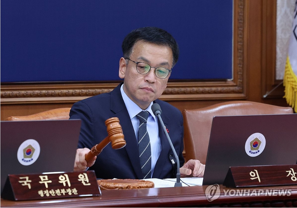 31일 최상목 대통령 권한대행 승계 후 정부청사에서 열린 첫 국무회의를 주재하고 있다. [사진=연합뉴스]