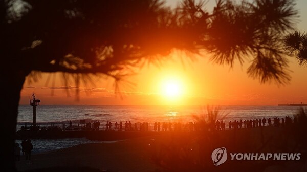 희망찬 2025년 기다리며 [사진=연합뉴스]