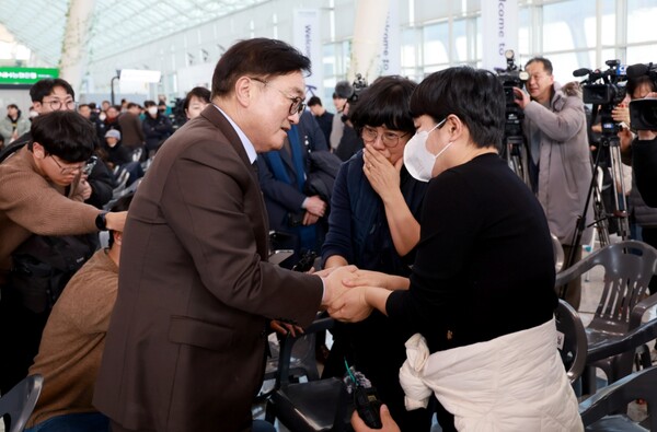 우원식 국회의장이 2일 제주항공 여객기 참사가 벌어진 전남 무안국제공항을 찾아 유가족을 위로하고 있다. [사진=국회의장실] 