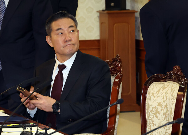 신원식 국가안보실장이 14일 오후 정부서울청사에서 열린 국가안전보장회의(NSC)에 참석하기 위해 입장하고 있다. [사진=연합뉴스]