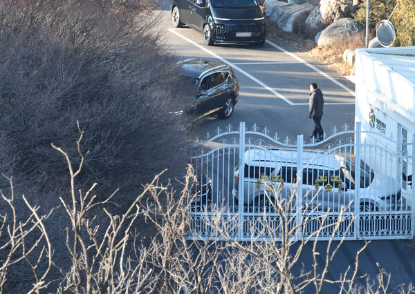 차 교수는 윤 대통령이 수사를 회피하는 이유에 대해 "비상계엄 선포 이전보다 지지율이 높아지고 있다는 착각과 내란죄에서 받을 높을 형량 때문"이라 주장했다. 사진은 고위공직자범죄수사처가 윤석열 대통령의 체포영장 집행에 나선 3일 서울 용산구 한남동 대통령 관저 경내에서 대통령 경호처 인원들이 철문 앞을 차량으로 막고 있다. 2025.1.3 [사진=연합뉴스]