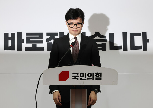 김 대표는 한동훈 국민의힘 전 대표가 대권주자로서의 기회를 잡기 위해서는 "윤석열 정부의 부역자, 검사 출신이라는 태생적 한계 극복, 탄핵정국에서 보수를 지키기 위해 나서야 한다"라고 강조했다. 사진은 국민의힘 한동훈 대표가 16일 오전 국회에서 열린 기자회견에서 당 대표직 사퇴 입장을 밝히고 있다. 2024.12.16 [사진=연합뉴스]