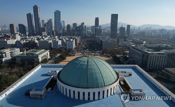 14일 서울 영등포구 여의도 국회 앞에서 열린 윤석열 대통령 탄핵 촉구 집회에서 참석자들이 구호를 외치고 있다. 2024.12.14 [사진=연합뉴스]