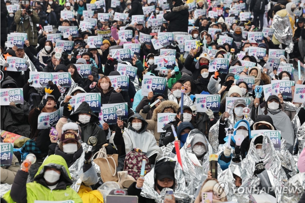 폭솔의 영하날씨에도 '윤 대통령의 즉각 체포'를 외치는 시민들이 2박3일 철야농성을 진행하고 있다. [사진=연합뉴스] 