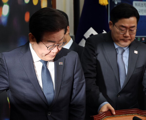 더불어민주당 이재명 대표, 박찬대 원내대표가 6일 오전 서울 여의도 국회에서 열린 최고위원회의에 참석하고 있다. 2025.1.6 [사진=연합뉴스]