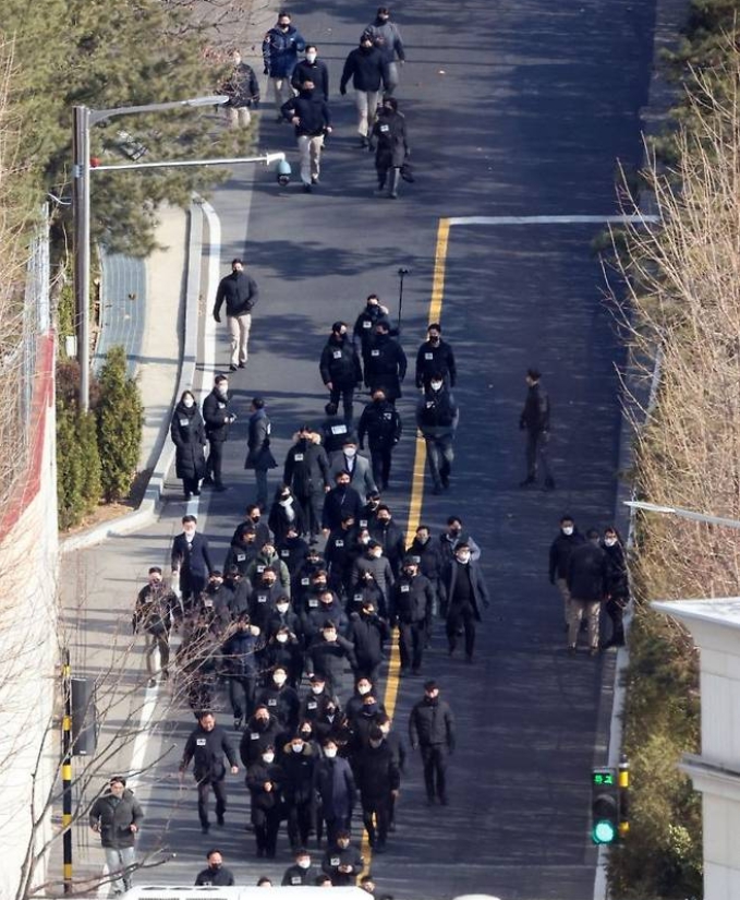 지난 3일 고위공직자범죄수사처(공수처)가 윤석열 대통령의 체포영장 집행 시도했으나 경호처와 군을 동원한 경호처의 거센 저항에 막혀 체포영장 집행을 포기하고 경찰병력과 공수처 수사관들이 관저를 내려오고 있다. [사진=연합뉴스]