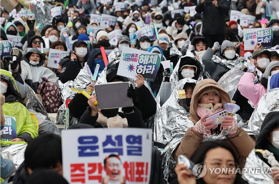 서울 용산구 대통령 관저 앞에는 윤 대통령 체포, 구속을 외치는 진보단체와 시민들의 집회가 계속되고 있다. [사진=연합뉴스] 