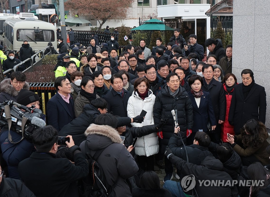 윤 대통령 체포영장 만료일인 6일 새벽부터 국민의힘 의원들은 체포영장 집행을 막겠다며 대통령 관저에 모여들었다. 최종 확인된 의원들은 44명이다. [사진=연합뉴스]