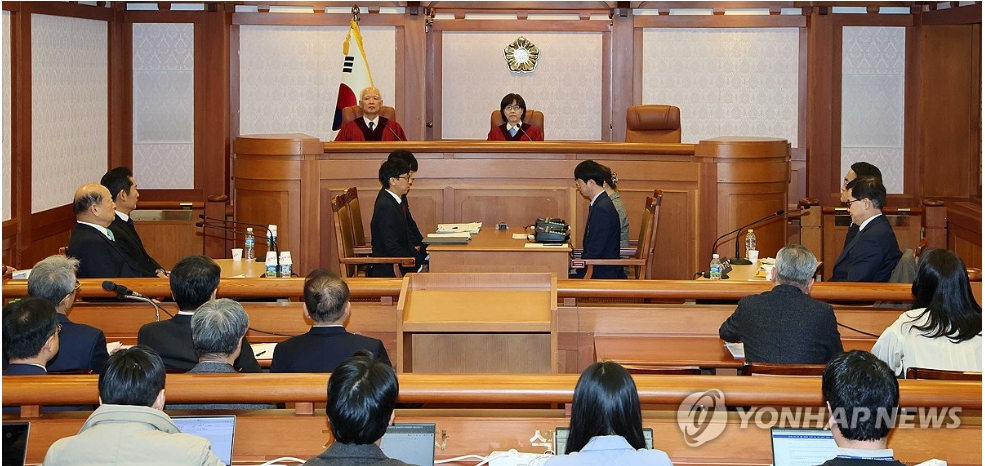 지난 3일 서울 종로구 헌법재판소에서 윤석열 대통령 탄핵심판 2차 변론준비기일.을 진행했다. 정형식(왼쪽), 이미선(오른쪽) 헌법재판관이 진행하고 있다. [사진=공동취재=연합뉴스]