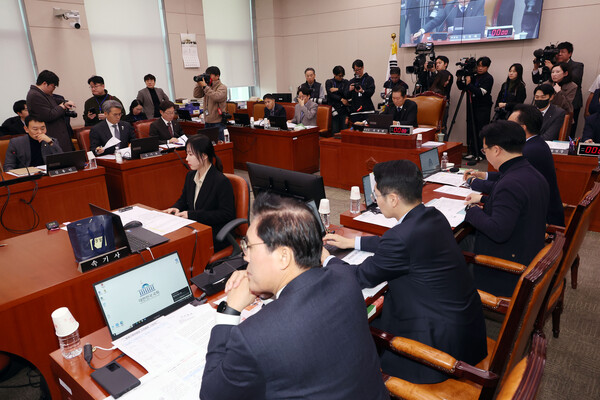 7일 오후 국회에서 열린 법사위에서 정청래 법사위원장이 의사봉을 두드리고 있다. [사진= 연합뉴스]