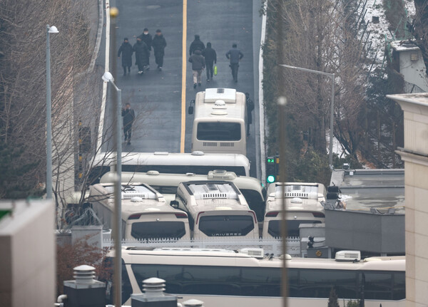 윤석열 대통령의 체포영장 유효기간 만료일인 6일 서울 용산구 한남동 대통령 관저 입구가 버스들로 가로막혀 있다. 2025.1.6 [사진=연합뉴스]