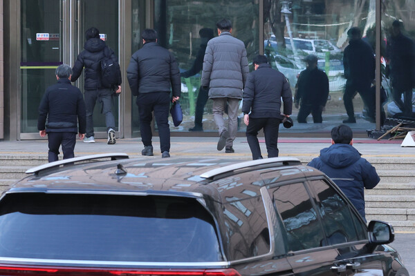 윤석열 대통령의 체포영장 집행에 나섰던 고위공직자범죄수사처 수사관들이 3일 오후 정부과천청사 공수처로 돌아오고 있다. 2025.1.3 [사진=연합뉴스]