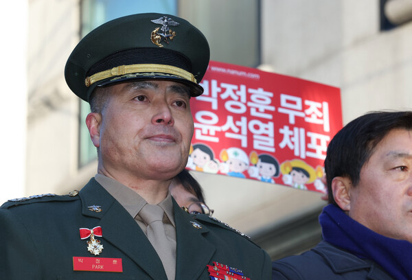 해병대 채모 상병 순직 사건과 관련해 항명과 상관명예훼손 혐의로 기소된 박정훈 전 해병대 수사단장이 9일 오전 서울 용산구 국방부 군사법원 인근에서 1심 선고 공판에 앞서 열린 기자회견에 참석하고 있다. 2025.1.9 [사진=연합뉴스]