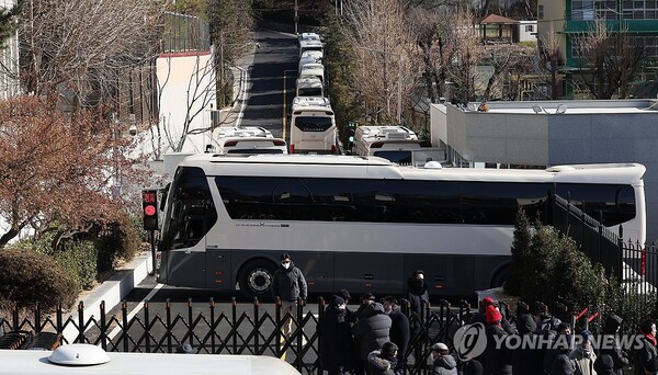 법원이 윤석열 대통령에 대한 체포영장을 재발부해 공조수사본부 차원의 영장 2차 집행 시도가 초읽기에 들어간 9일 오후 서울 용산구 한남동 대통령 관저 정문이 대형버스로 가로막혀 있다. [사진=연합뉴스]