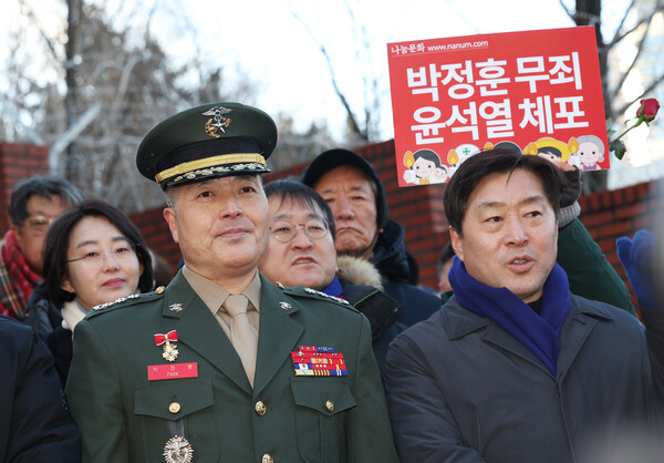 해병대 채모 상병 순직 사건과 관련해 항명과 상관명예훼손 혐의로 기소된 박정훈 전 해병대 수사단장이 9일 오전 서울 용산구 국방부 군사법원 인근에서 1심 선고 공판에 앞서 열린 기자회견에 참석하고 있다. 2025.1.9 [사진=연합뉴스]