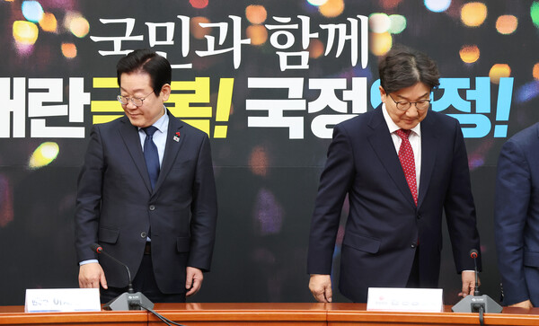 국민의힘 권성동 원내대표(오른쪽)가 18일 오후 국회에서 더불어민주당 이재명 대표를 예방해 인사한 뒤 배석자들과 기념 촬영을 마친 뒤 착석하고 있다. 2024.12.18 [사진=연합뉴스]