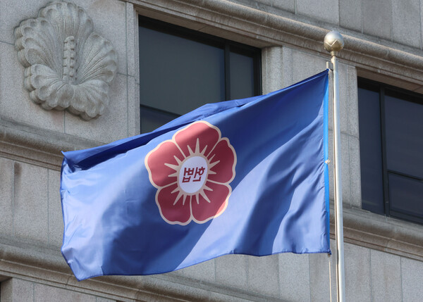 윤석열 대통령의 탄핵심판 정식 변론이 엿새 앞으로 다가온 8일 오전 서울 종로구 헌법재판소 헌법기. 헌재는 오는 14일을 시작으로 (설 연휴 제외) 매주 2차례, 화·목요일에 변론기일을 진행한다. 2025.1.8 [사진=연합뉴스]